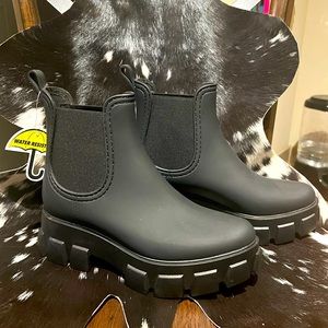 Nordstorm Chelsea platform boots size 8